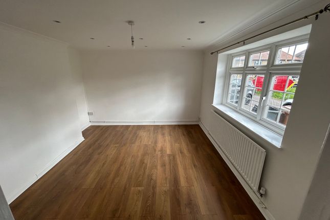4 Home Gardens, Dagenham photo 2