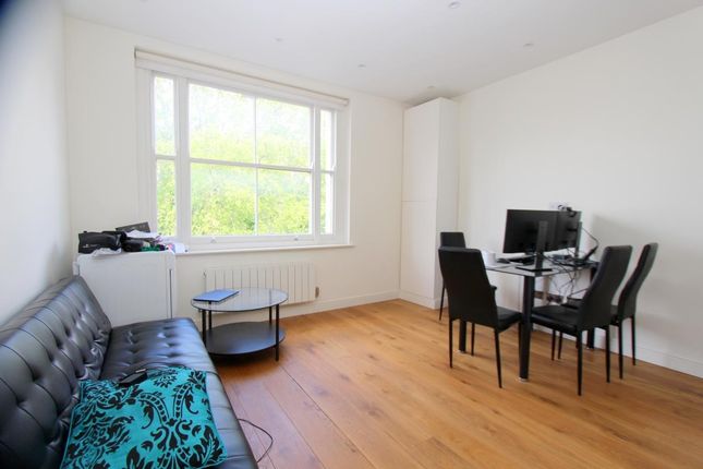 Flat to rent in Earls Court Road, London