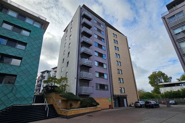 2-bed flat on Deals Gateway, LONDON, £220,000