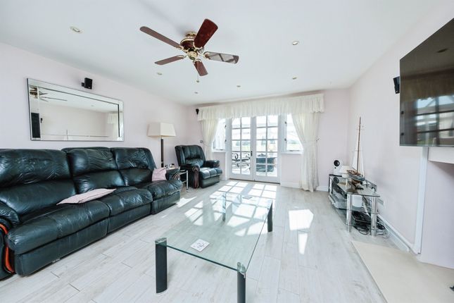 3, Horseshoes Close, Aylesbury photo 3