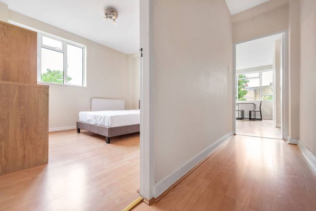 Flat to rent in Nightingale Lane, Nightingale Triangle, London