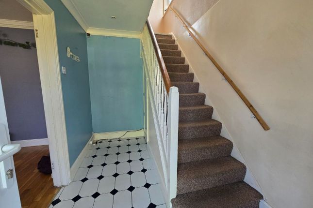 293, Prestwick Road, Watford photo 3