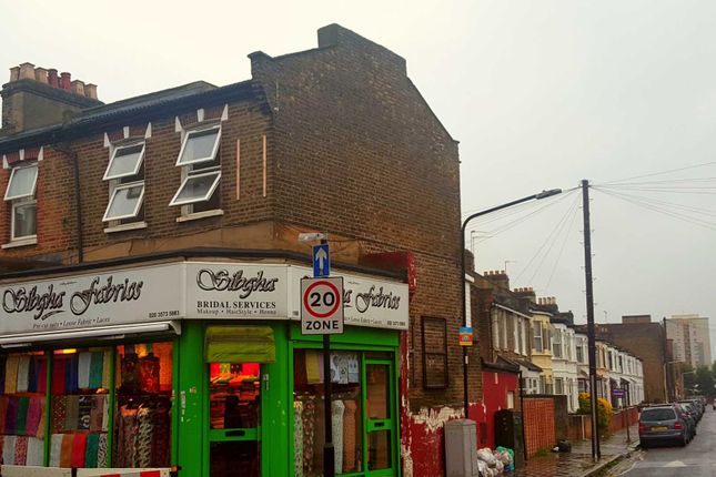 3 bed flat to rent in Plashet Road, London