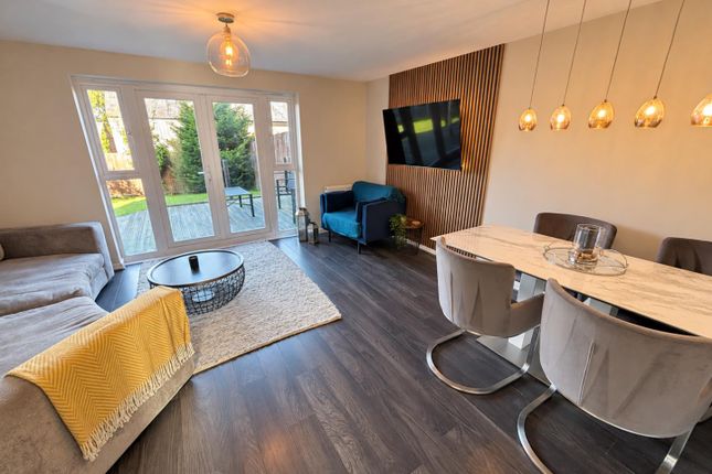 25, Rayleigh Close, Manchester photo 2