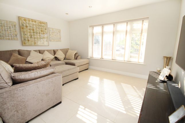 8, Oaks Road, Staines-upon-Thames photo 2