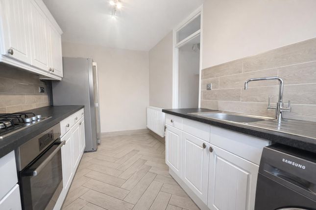 4, Broadhope Avenue, Stanford-Le-Hope photo 2