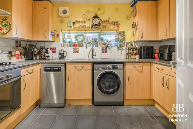 12 Tylney Close, Chigwell photo 4