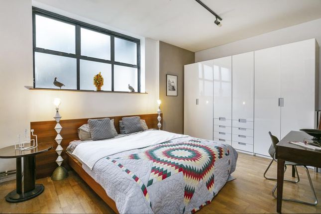 Flat for sale in Cleveland Way, London