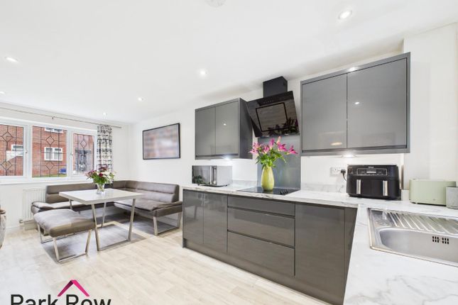 15, Beechwood Croft, Leeds photo 2