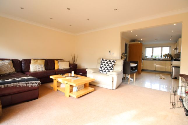 10 Gossops Green Lane, Gossops Green, Crawley photo 3