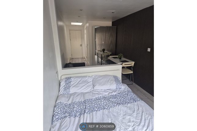 Flat, Mayfair Avenue, Ilford photo 2