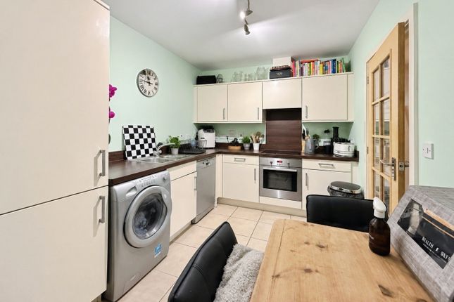 190 Sycamore Road, Farnborough photo 3