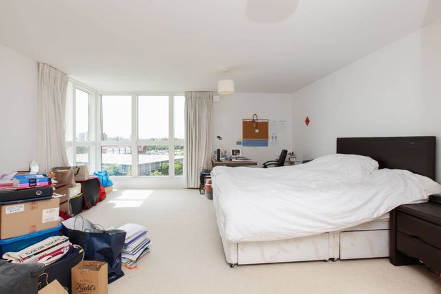 Flat for sale in Water Gardens Square, Southwark, London