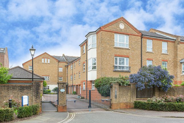 Flat for sale in Gwynne Close, Chiswick