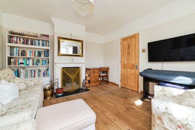 9, Hawbush Close, Welwyn photo 2