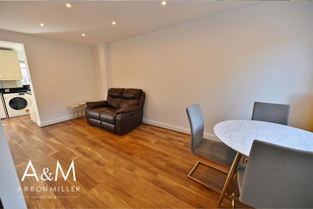 28, Sapphire Close, Dagenham photo 3