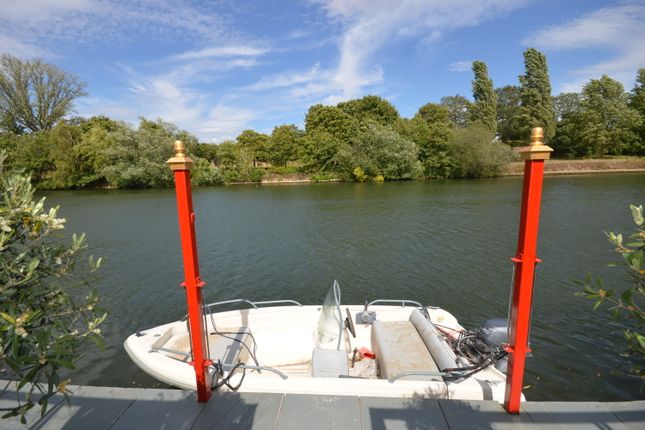 22, The Island, Thames Ditton photo 2