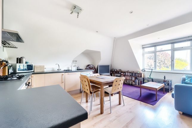 Flat 6, The Mount House, 16, Busbridge Lane, Surrey photo 2