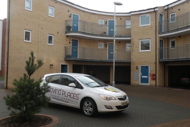 Triplex for sale in Spectre Court, Hatfield