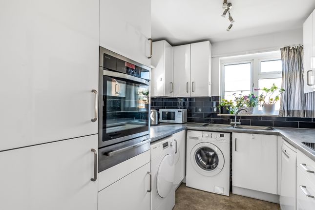 37, Master Close, Surrey photo 4