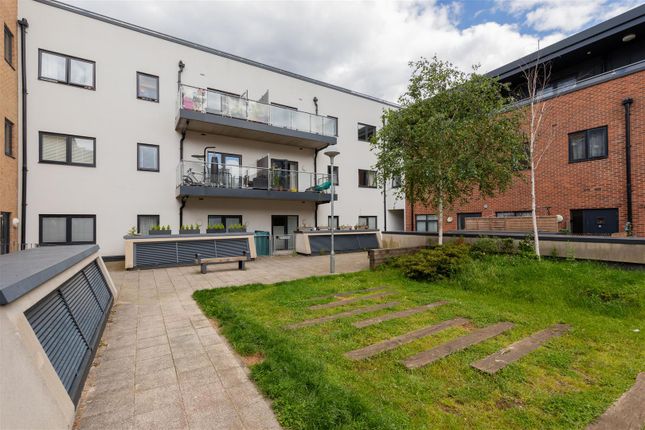 Thumbnail Flat for sale in Thornbury Way, London