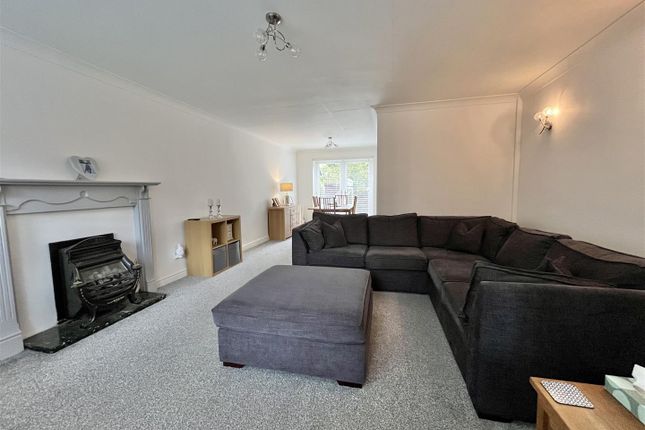 8, The Paddock, Hyde photo 2