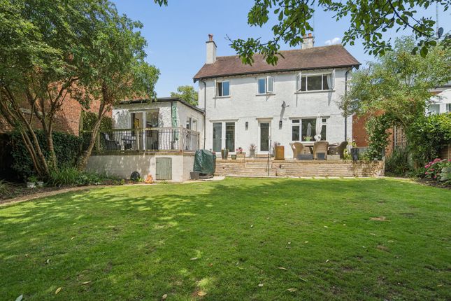 17 Chiltern Avenue, Bushey photo 4