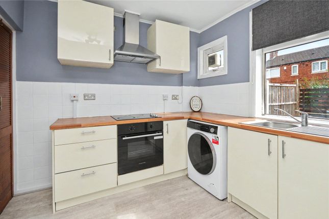 47, Longroyd Grove, West Yorkshire photo 4