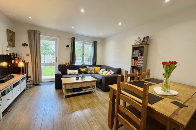3, Magdalen Court, Didcot photo 2
