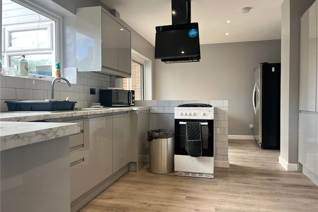 Room 3, 48, Yew Tree Drive, Surrey photo 2