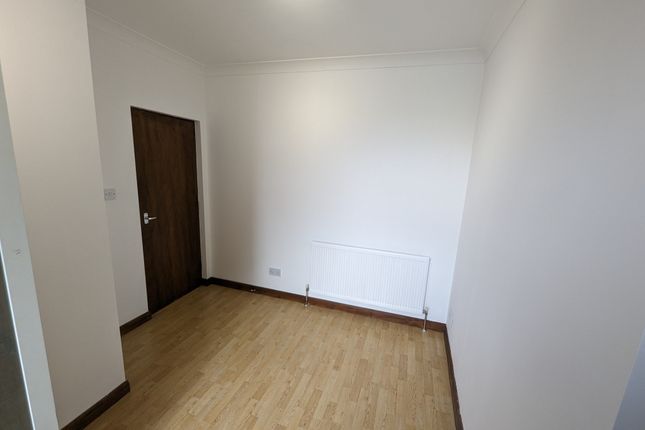 Flat to rent in High Road, Finchley