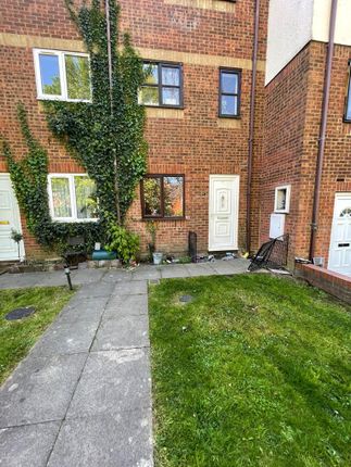 Thumbnail Semi-detached house to rent in The Ridings, Luton