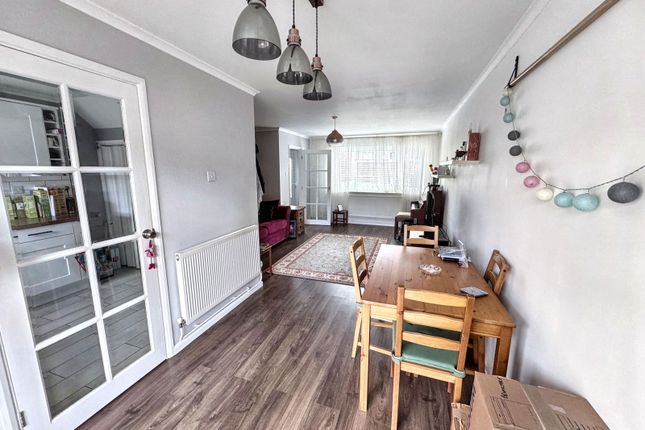 51, Windmill Walk, Sutton photo 4