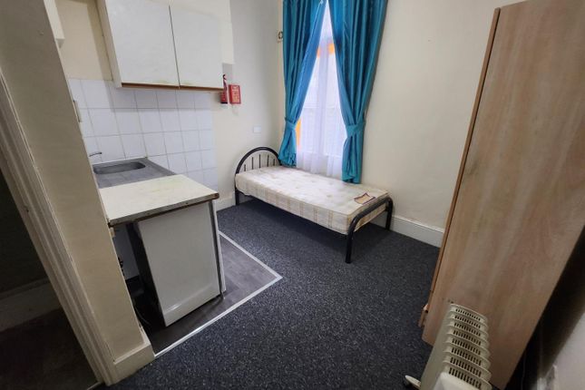 Room to rent in Abbotsford Avenue, London