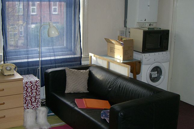 Flat to rent in Woodsley Road, Hyde Park, Leeds