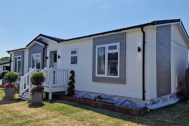 2-bed caravan on 19, Western Avenue, Chertsey, £375,000
