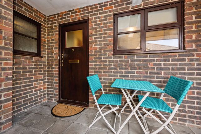 Flat 9/Caesars Court, Bethel Lane, Farnham photo 4