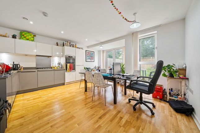 15 Bathurst Square, London photo 3