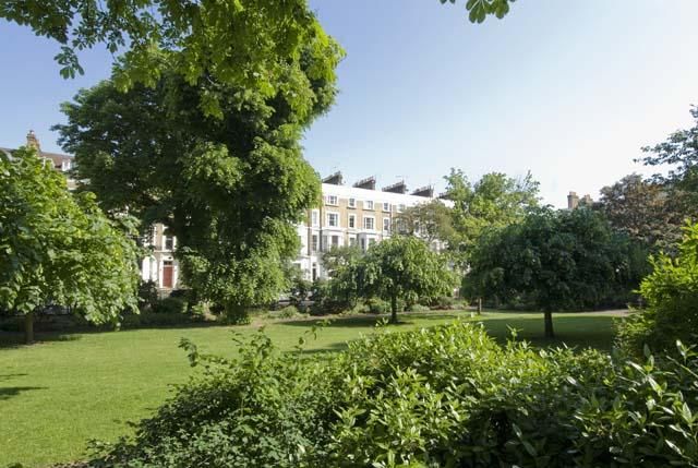 Flat to rent in St. James's Gardens, London