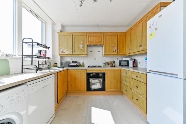 Flat 1 Kinsheron Court, 2, Pemberton Road, East Molesey photo 4
