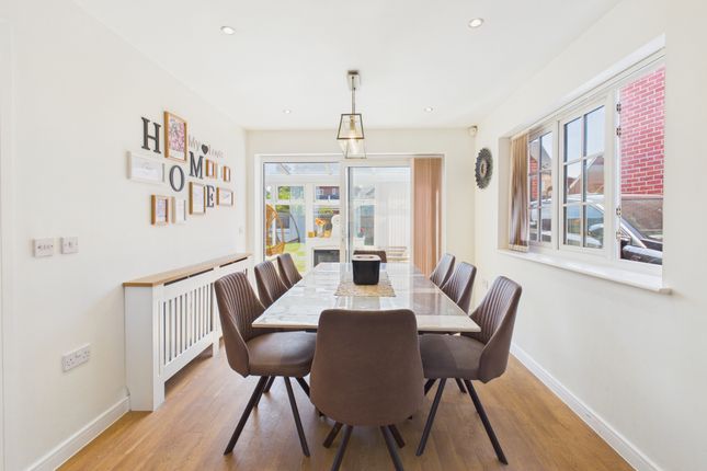 8 Calville Gardens, Aylesbury photo 4