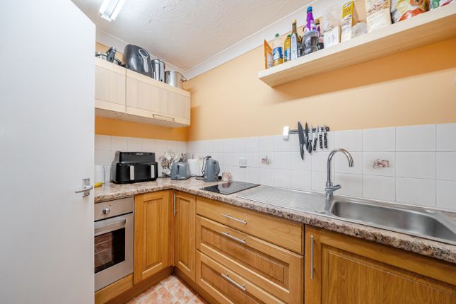 Flat 28, Elizabeth Court,, The Crescent, Hampshire photo 4