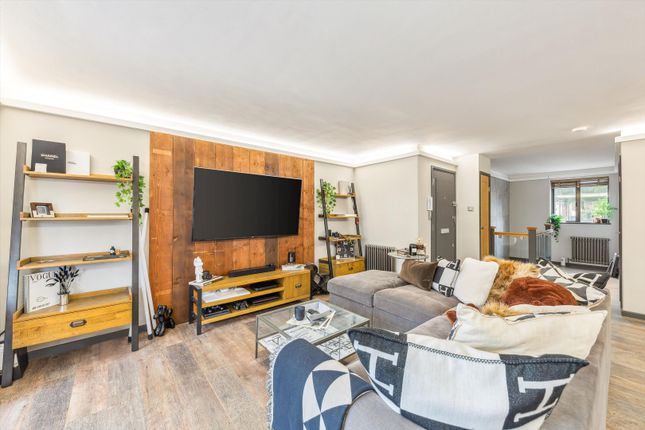 Flat for sale in Lancaster Drive, Canary Wharf, London