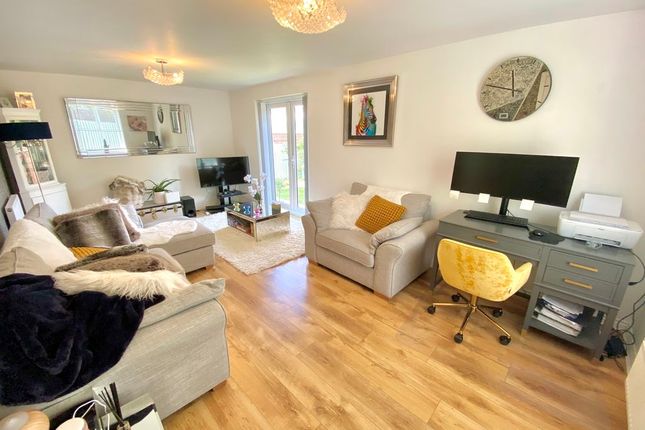 24, Owen Close, Fareham photo 3