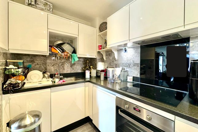 Flat20, Echo Court,1 Telegraph Avenue , London photo 4