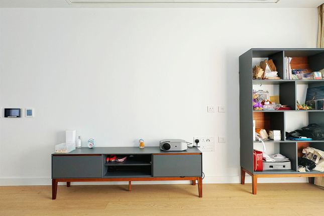 Flat 42, Signature House, London photo 3
