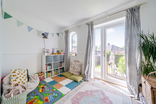 18, South View Crescent, Leeds photo 4