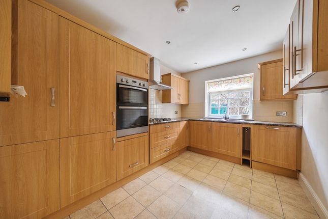 9, Great Austins House, 90, Tilford Road, Farnham photo 2