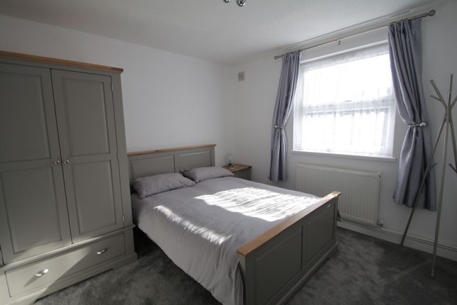 Shared accommodation to rent in Room 5, Turner Street, Whitechapel