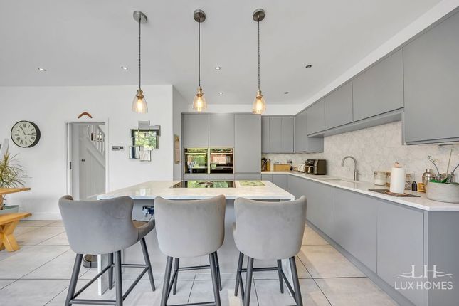 7 Fairholme Avenue, Romford photo 4